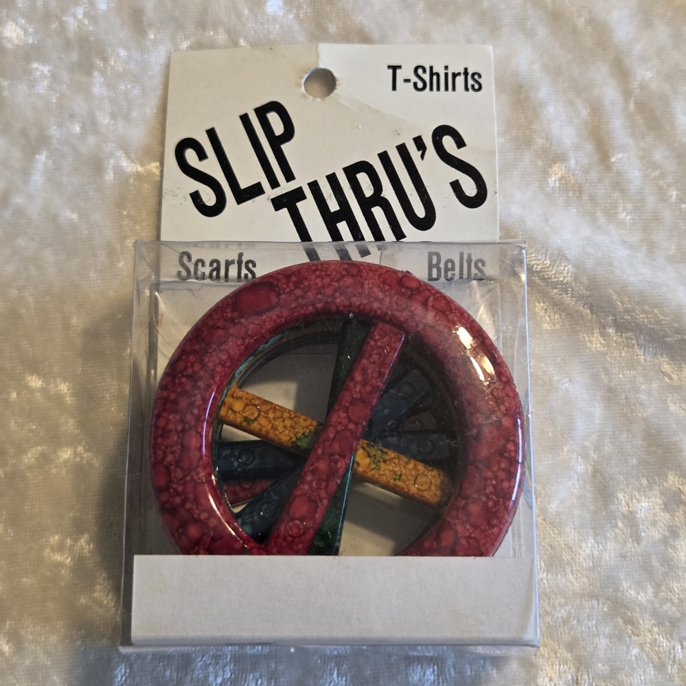 Slip Thru's T Shirt Scarf Buckle Round Plastic Assorted Colors Vtg 80s ~ NIB